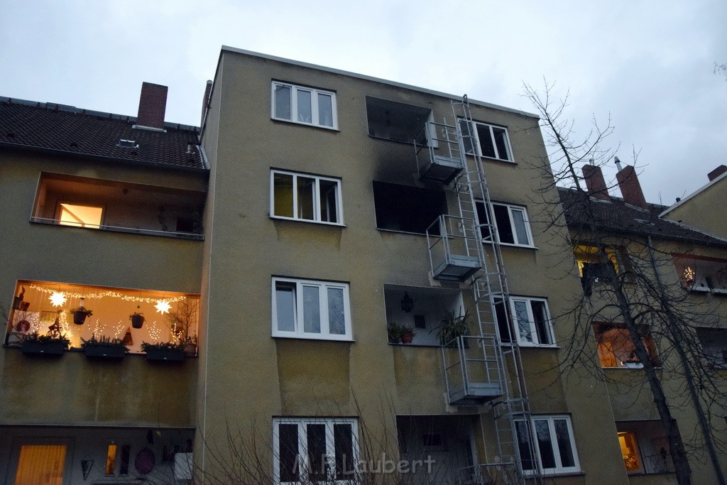 Feuer 2 Y durch Weihnachtsbaum  Koeln Ehrenfeld Alpenerstr P26.JPG - Miklos Laubert